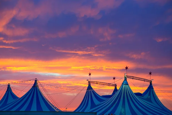 Tente de cirque dans un ciel spectaculaire coucher de soleil coloré — Photo