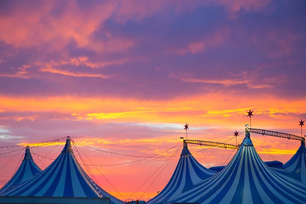 Tenda de circo em um céu pôr do sol dramático colorido — Fotografia de Stock