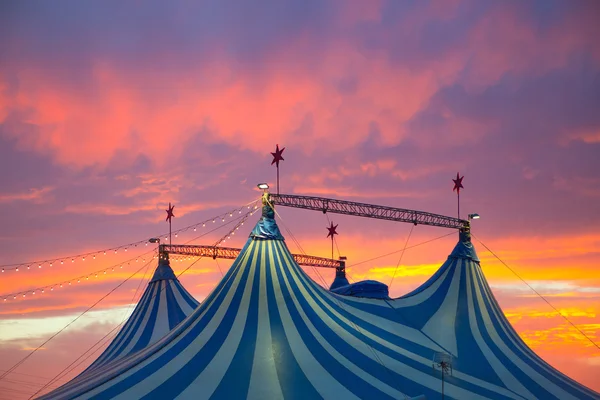 Tente de cirque dans un ciel spectaculaire coucher de soleil coloré — Photo