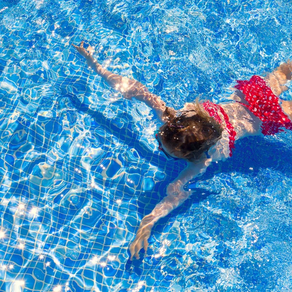 Biquíni menina nadando na piscina azulejos azuis — Fotografia de Stock