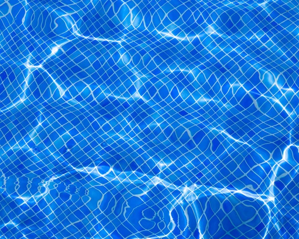 Piscina de azulejos com reflexão de água ondulada — Fotografia de Stock