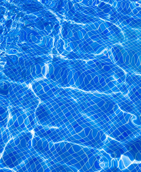 Mavi tiels havuzu ripple su yansıması ile — Stok fotoğraf