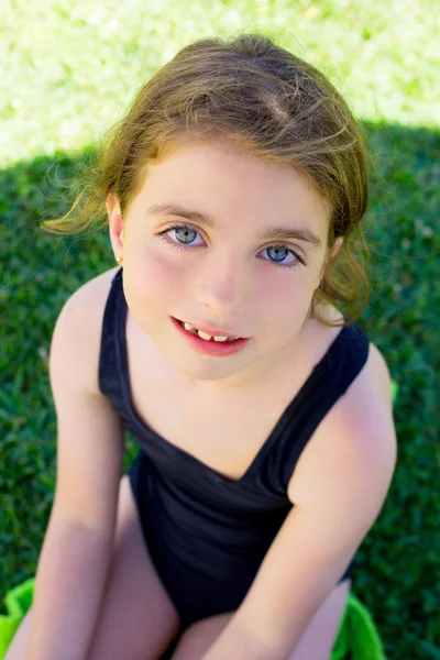Bruneta děti dívka Usmívá se plavky — Stock fotografie