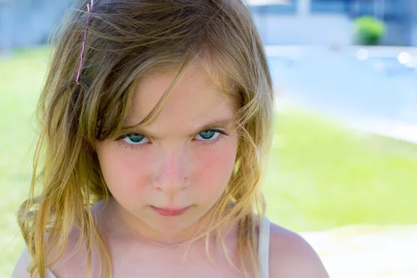 Irritado loira crianças menina retrato olhando câmera — Fotografia de Stock