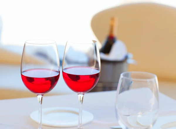 Dos tazas de vino tinto y botella en cubo de hielo — Foto de Stock