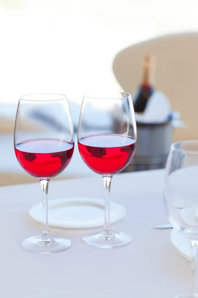 Dos tazas de vino tinto y botella en cubo de hielo — Foto de Stock