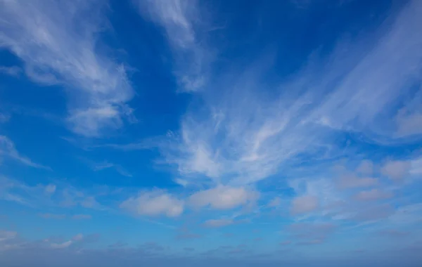 Kék ég felhők háttér — Stock Fotó