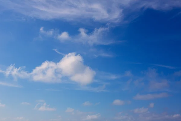 Μπλε ουρανός με φόντο σύννεφα — Φωτογραφία Αρχείου