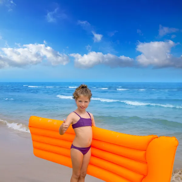 Crianças criança menina jogando na praia flutuante lounge — Fotografia de Stock