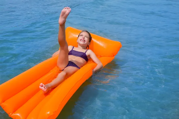Beach lounge yüzen oynayan kız çocuk evlat — Stok fotoğraf