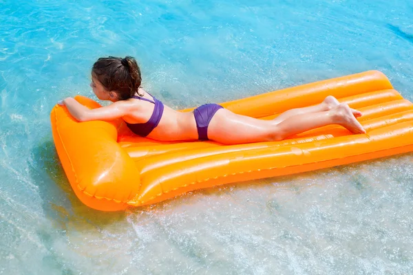 Crianças criança menina jogando na praia flutuante lounge — Fotografia de Stock