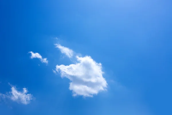蓝蓝的天空一积云 — 图库照片