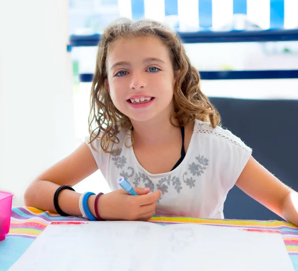 Kindermädchen lächelt bei Hausaufgaben im Sommer — Stockfoto