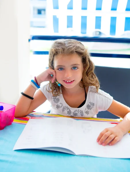 Crianças criança menina sorrindo com lição de casa no verão — Fotografia de Stock