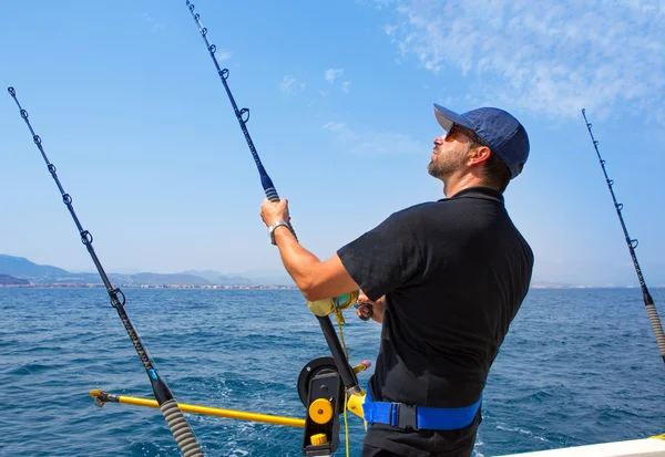 Blå havet fiskare i trolling båt med downrigger — Stockfoto