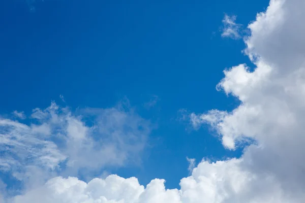 파란색 배경으로 적 운 완벽 한 하늘 — 스톡 사진