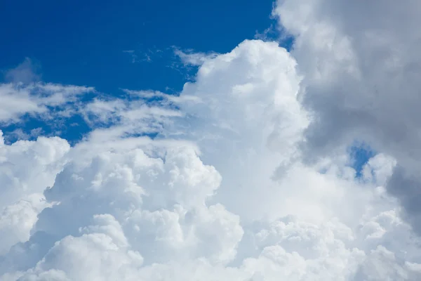 Кумулус идеальное небо с голубым фоном — стоковое фото
