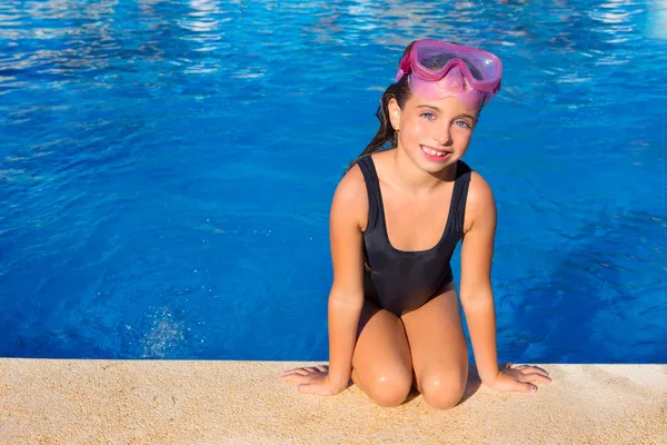 Olhos azuis criança menina de joelhos na piscina azul — Fotografia de Stock