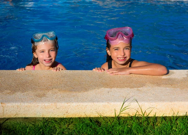 Blaue Augen Kindermädchen auf blauem Poolrand lächeln — Stockfoto