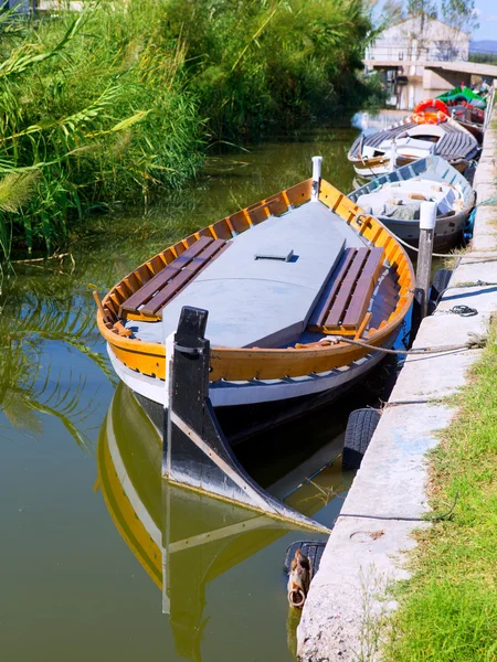 Albufera kanaal boten in el palmar van valencia — Stockfoto