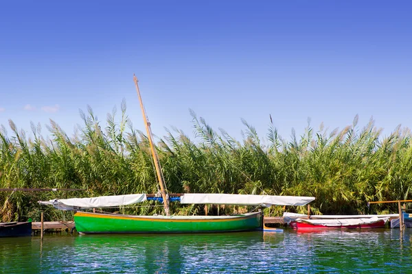 Albufera kanal båtar i el palmar Valencia — Stockfoto