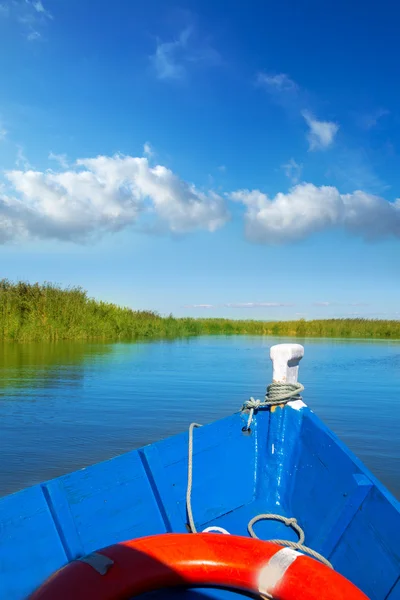 Blue boat sailing in Albufera lake of Valencia — Stok fotoğraf
