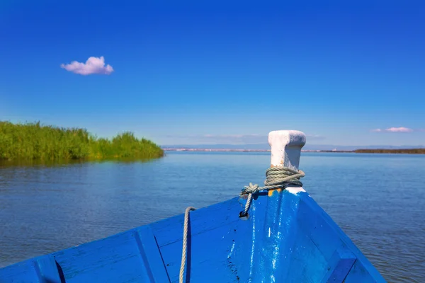 Navegación en barco azul en el lago Albufera de Valencia — Foto de Stock