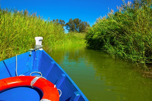 Niebieski łódź żeglarstwo w albufera jeziora w Walencji — Zdjęcie stockowe