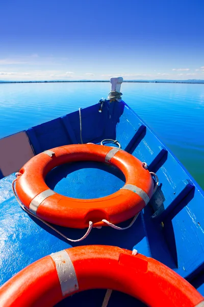 Barco azul navegando no lago Albufera de Valência — Fotografia de Stock