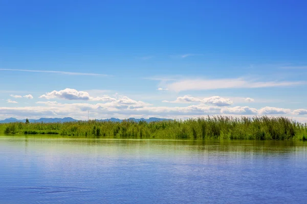 Jezioro Albufera w Walencji w słoneczny dzień niebieski — Zdjęcie stockowe
