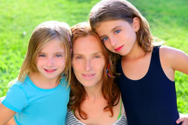 Mãe e duas filhas irmãs no jardim — Fotografia de Stock