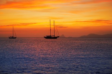 Ibiza görünümünün formentera den renkli günbatımı