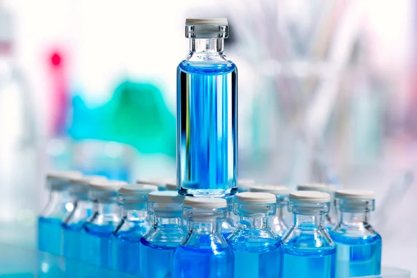Laboratorio científico químico botellas de vidrio azul — Foto de Stock