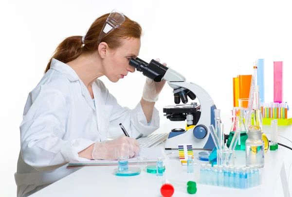 Kemiskt laboratorium vetenskapsman kvinna söker mikroskopet — Stockfoto