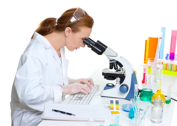 Chemické laboratorní vědec žena hledá mikroskop — Stock fotografie