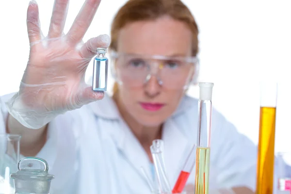 Хімічна лабораторія вчена жінка працює з пляшкою — стокове фото