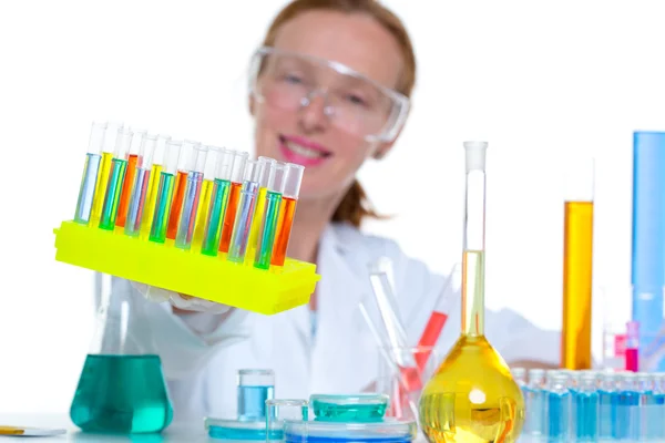 Mulher cientista de laboratório químico com tubo de ensaio — Fotografia de Stock