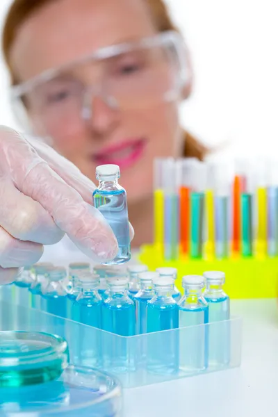 Cientista de laboratório químico mulher com garrafas — Fotografia de Stock