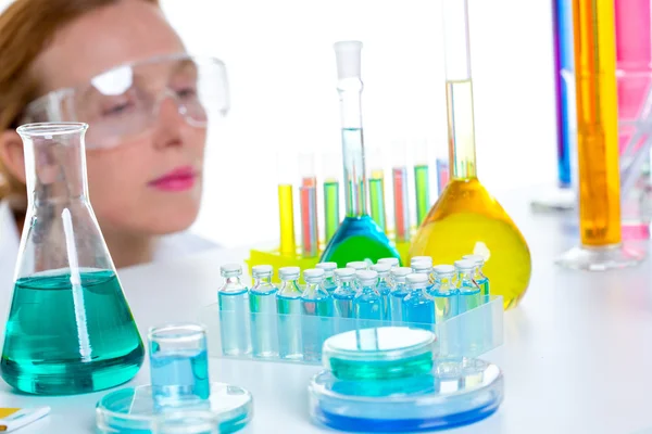 Mulher cientista de laboratório químico com tubos de ensaio — Fotografia de Stock