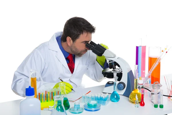 Chemisch laboratorium wetenschapper man op zoek Microscoop — Stockfoto