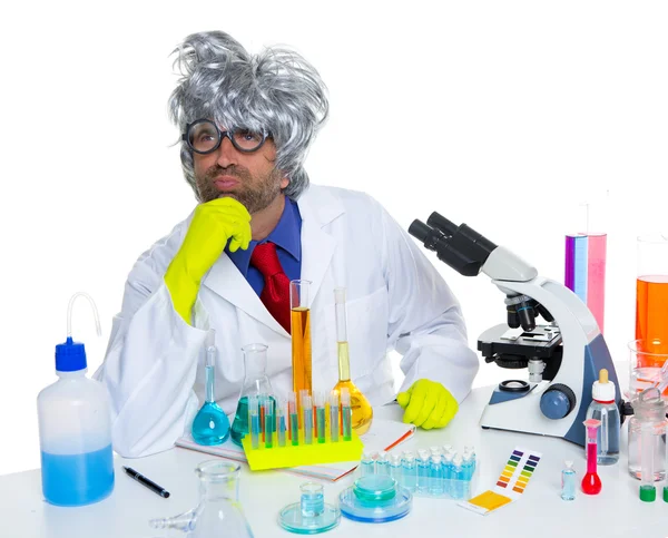 Carzy nadenkend nerd wetenschapper bij chemisch laboratorium — Stockfoto