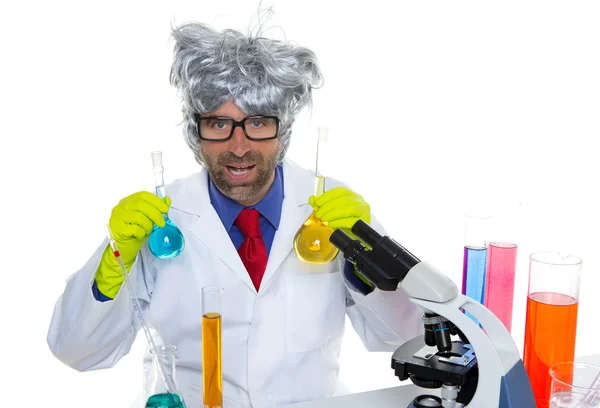 Cientista nerd louco homem tolo em laboratório químico — Fotografia de Stock