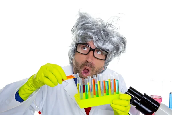 Verrückter verrückter Nerd Wissenschaftler lustiger Ausdruck im Labor — Stockfoto