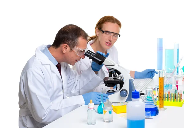 Laboratório químico com dois cientistas trabalhando — Fotografia de Stock