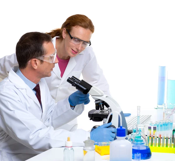 Laboratório químico com dois cientistas trabalhando — Fotografia de Stock