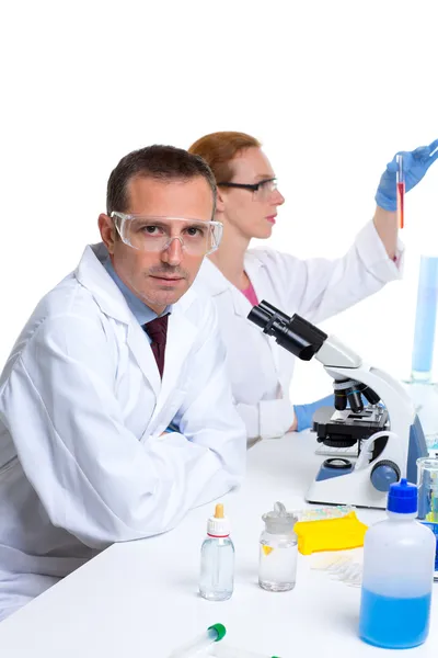 Kemiskt laboratorium med två forskare arbetar — Stockfoto