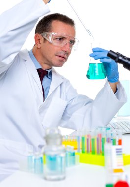 Laboratuvar bilim laboratuarında test tüpleri ile çalışma