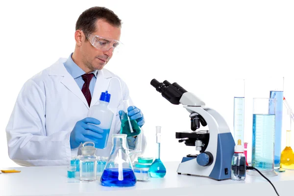 Laborant arbeitet im Labor mit Reagenzgläsern — Stockfoto