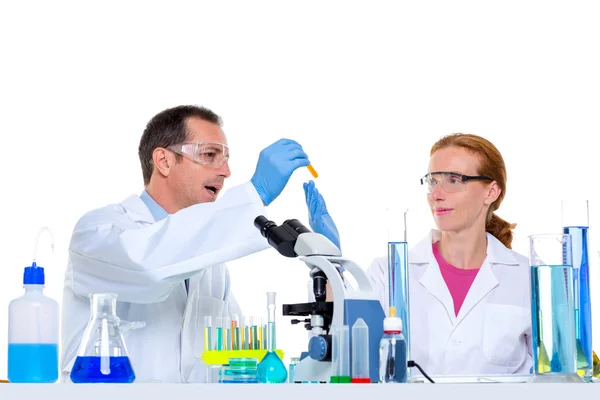 Хімічна лабораторія з двома вченими, що працюють — стокове фото