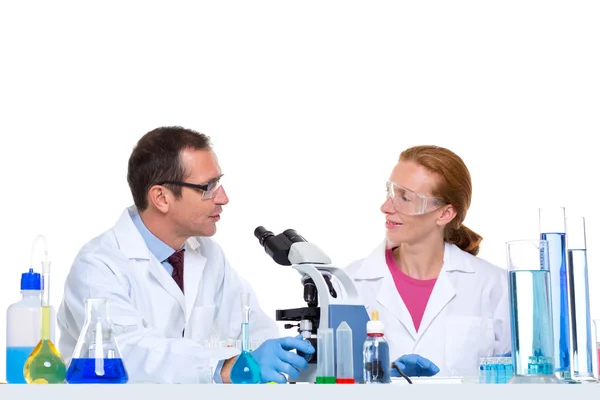 化学实验室的两位科学家工作 — 图库照片
